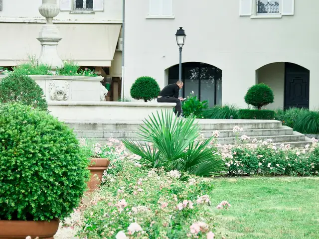 Façade et massifs fleuris