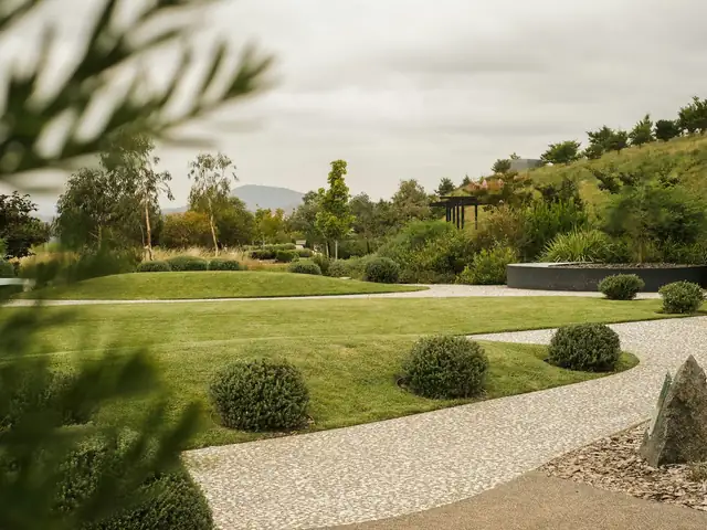 Grand jardin paysager et allée