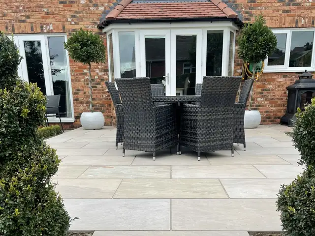 Terrasse en dalles claires devant la maison