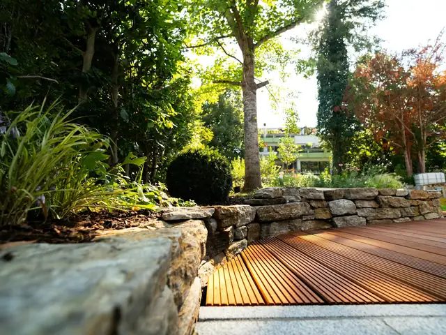 Terrasse bois et muret en pierre